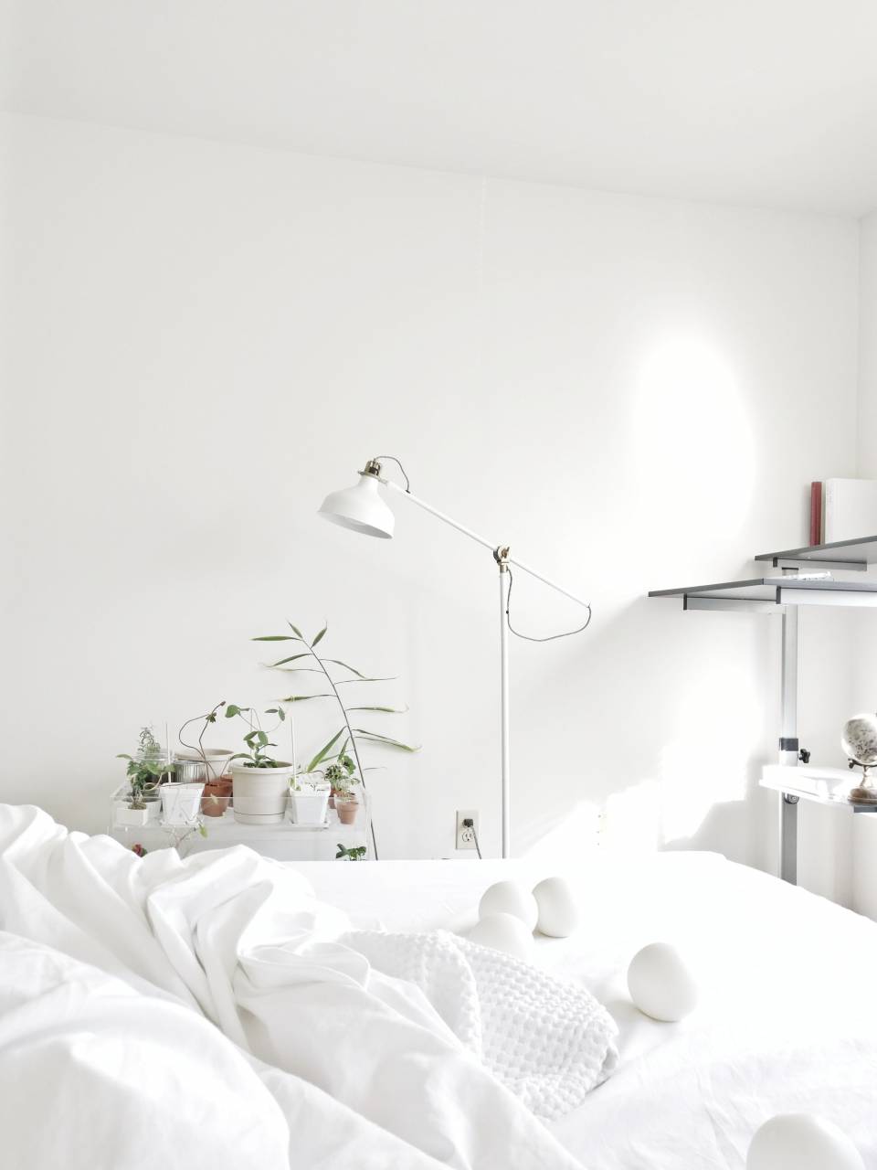 habitación;cama;blanco,cama,interior,habitación doméstica,dormitorio,almohada,lámpara eléctrica,moderno,apartamento,cómodo,casa interior,decoración,ropa de cama,diseño,ningún pueblo,estilos de vida,lujo,arquitectura,elegancia,decoración,pisos, ventana,relajación,