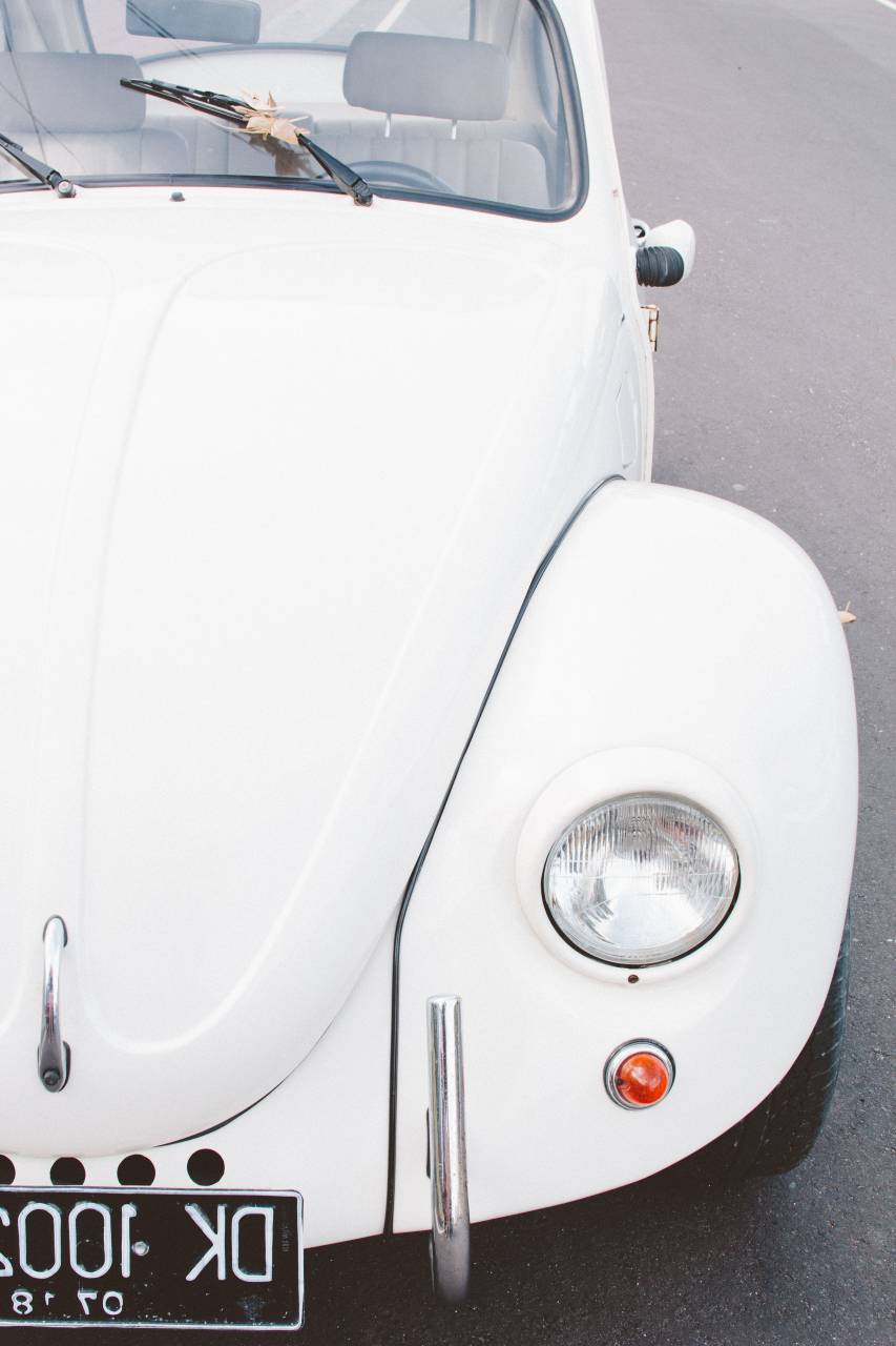 coche;blanco;escarabajo,coche,transporte,vehículo terrestre,cromo,modo de transporte,al aire libre,velocidad,faro,antiguo,close-up,lujo,