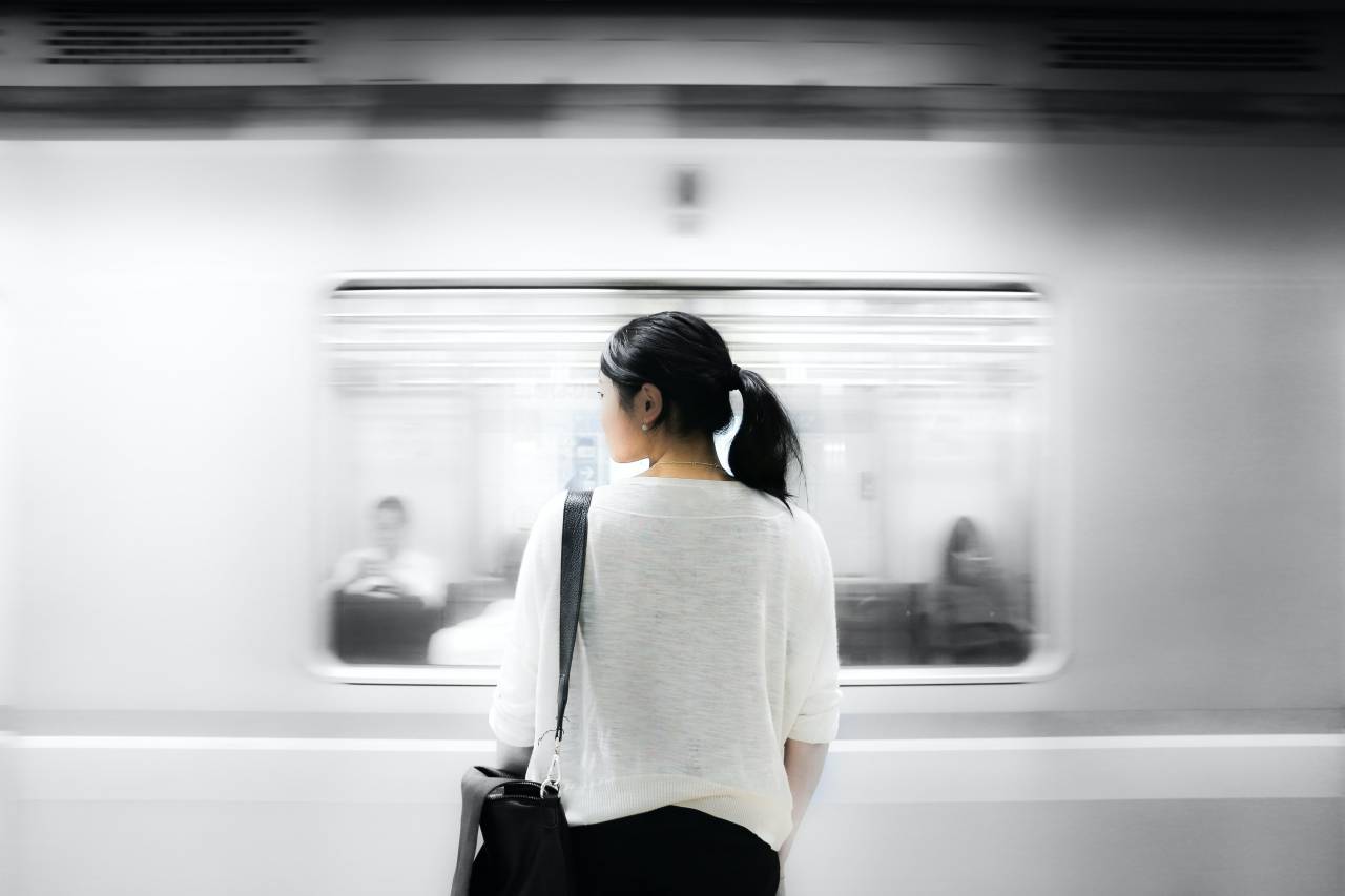 mujer;esperando;metro;blanco;asiático;movimiento,interior,una persona,viaje,pasajero,movimiento,viajero,transporte,estación de metro,vida de la ciudad,mujer,caminar,adulto,movimiento borroso,hombres,viajes de negocios,ventana,modo de transporte,viaje,subterráneo,velocidad,empresaria,estación de ferrocarril,tren subterráneo,turismo,transporte público,corredor,persona de negocios,