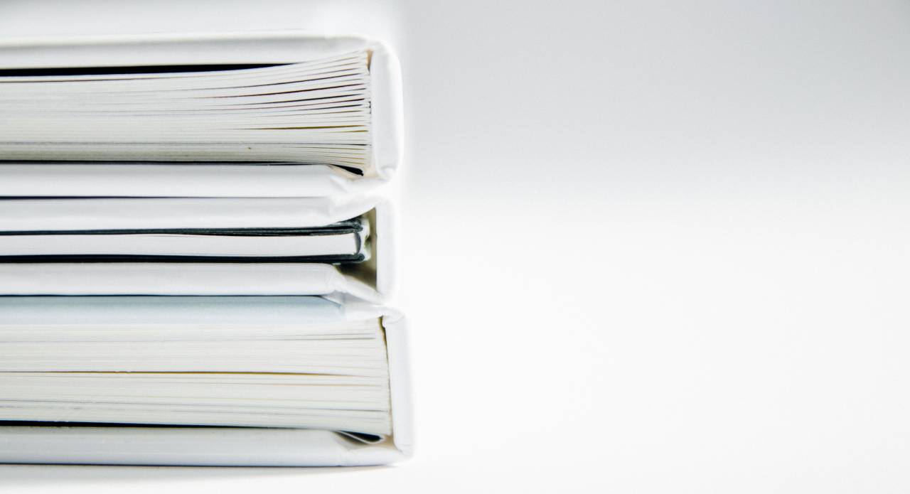 carpeta;escritorio;blanco;nadie;copyspace,pila,libro,educación,papel,documento,montón,literatura,aprendizaje,primer plano,libro de texto,aislado,página,lectura,