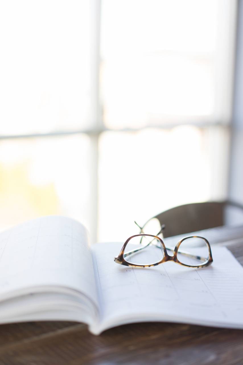 cuaderno;escritorio;gafas;nadie,libro,educación,mesa,anteojos,interiores,aprendizaje,literatura,lectura,papel,primer plano,ventana,documento,escritorio,