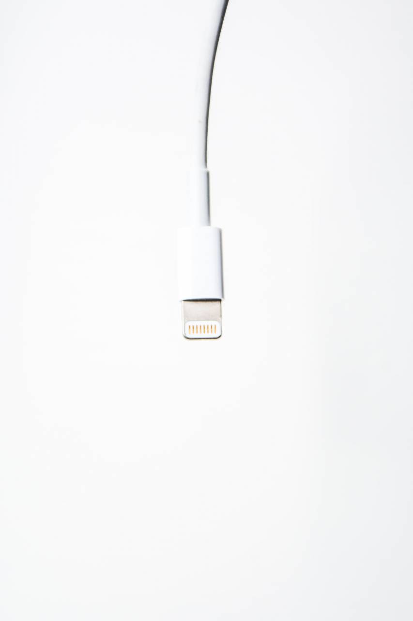 usb;cargador;teléfono celular;blanco;iphone,tecnología,equipo,primer plano,datos,electricidad,computadora,enchufe de conexión de red,
