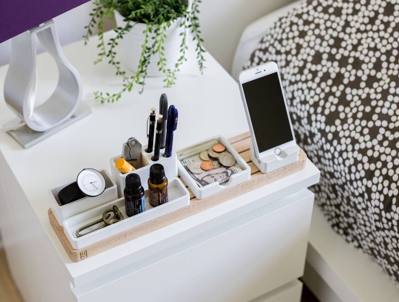Dormitorio, blanco, mesa, dinero, factura, monedas, móvil, teléfono, manzana, electrónico, artilugio, pantalla táctil, cama, accesorios, monitor,