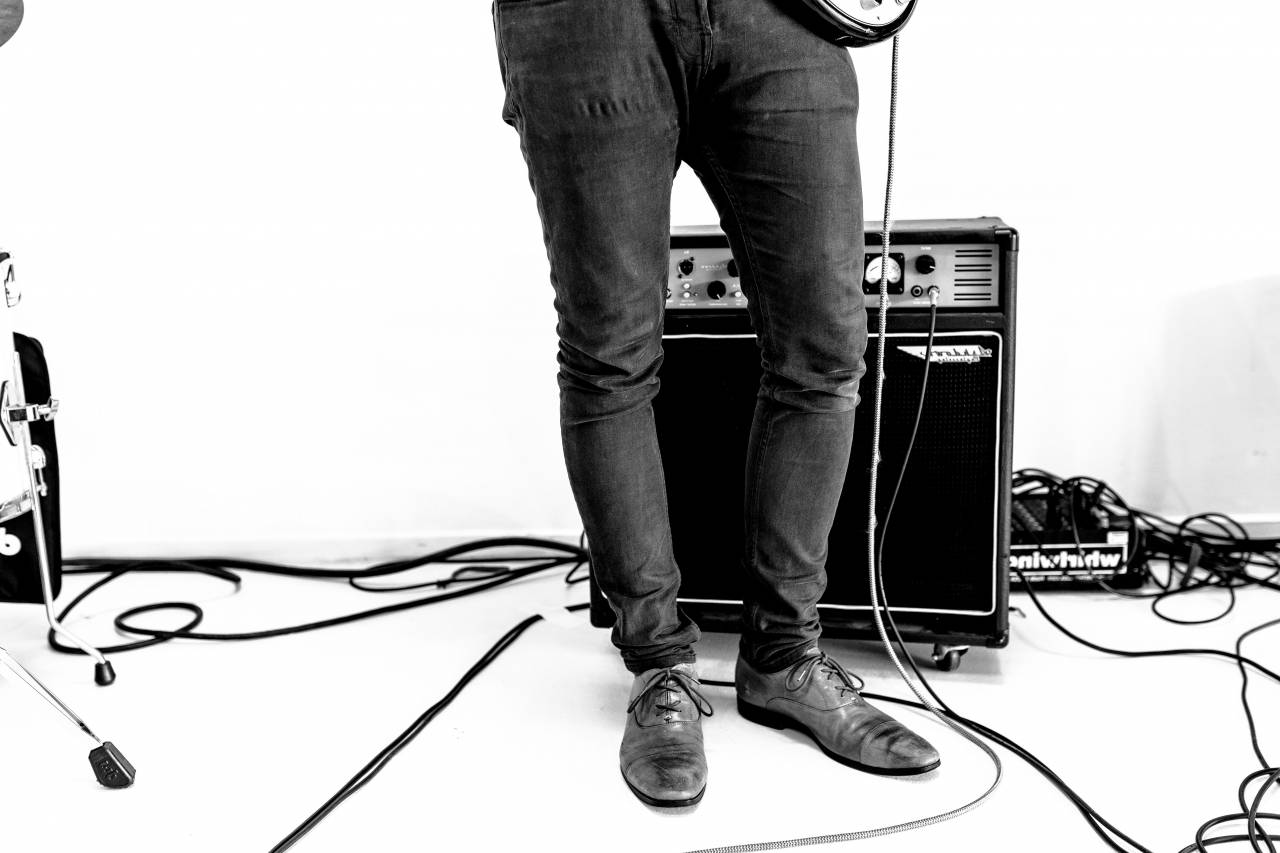 Blanco y negro, zapato, calzado, concierto, efectos, sonido, electrónica, cable, música, escenario, amplificador,