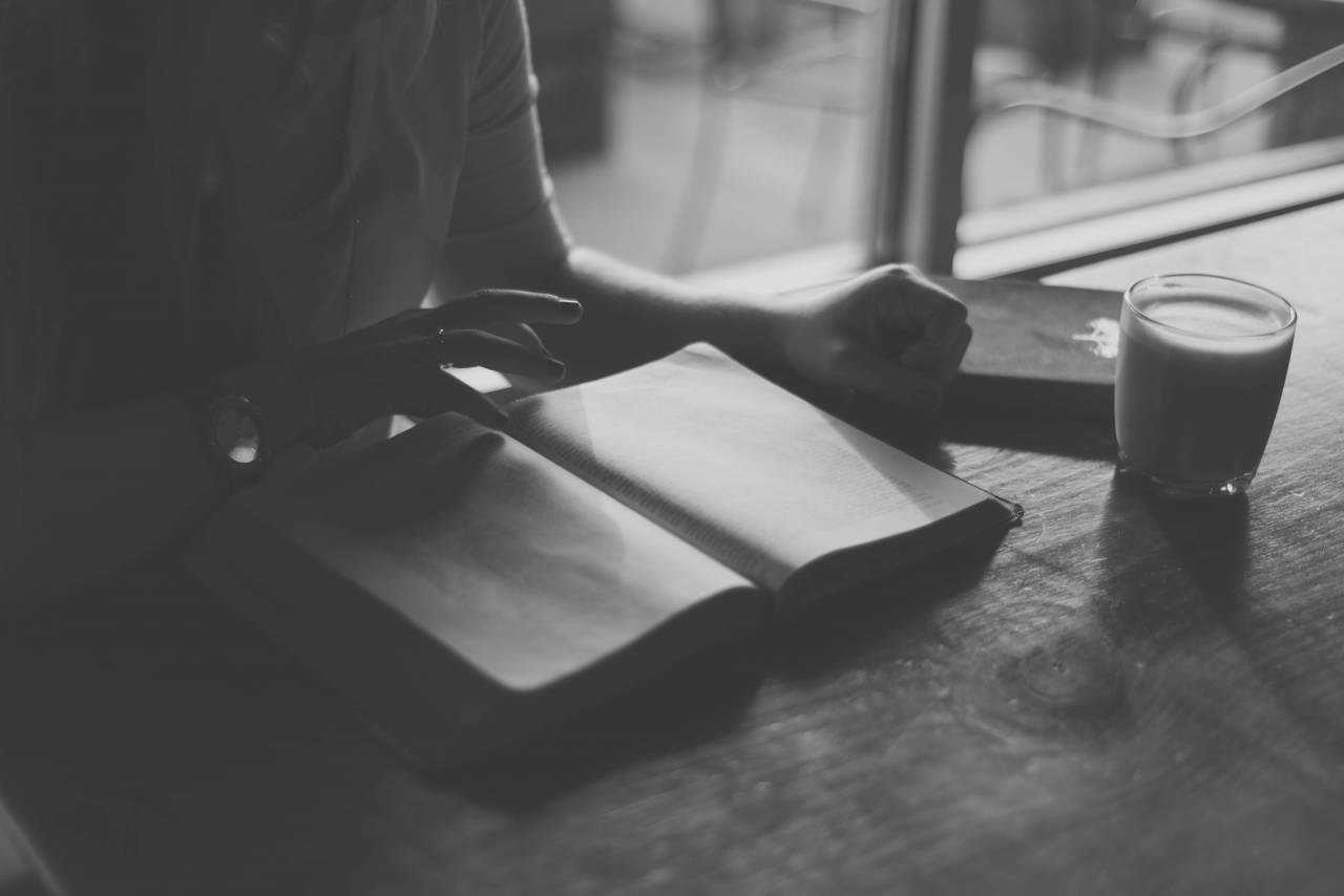 Libro, lectura, aprendizaje, educación, estudio, negocios, oficina, trabajo, mesa, café, en blanco y negro,