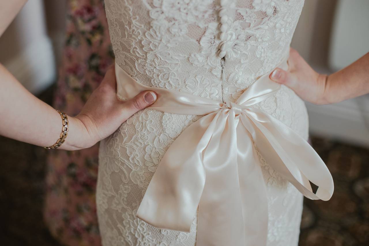 Novia, boda, vestido de novia, manos, caderas, mujer, mujer, reloj, muñeca,