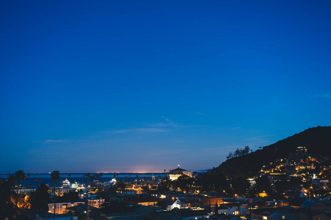 catalina, isla, noche, tarde, costa, cielo, luces, palmeras, edificios, cielo, vista, pueblo,