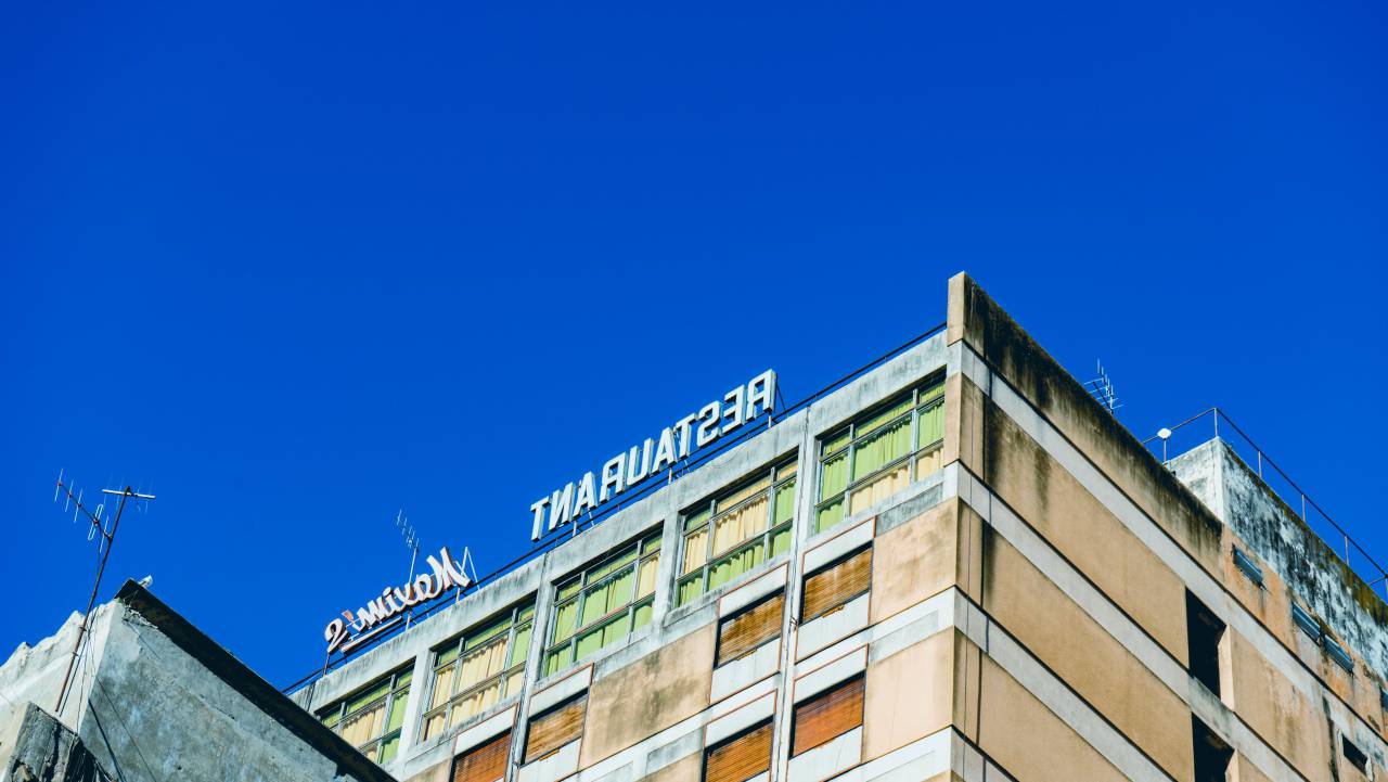 ciudad, edificio, firmar, azotea, perspectiva, señalización, restaurante, urbano, arquitectura, diseño, cielo, vista, azul, negocio,