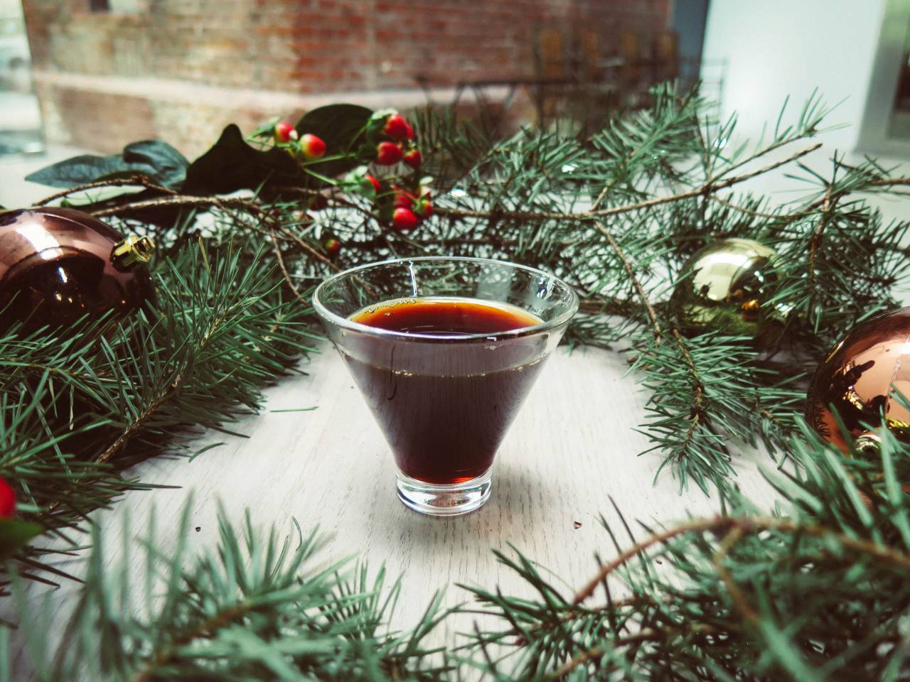 drinks, beverage, table, decoration, glass, bricks, brown, balls, leaves, christmas, bokeh, blur
, 