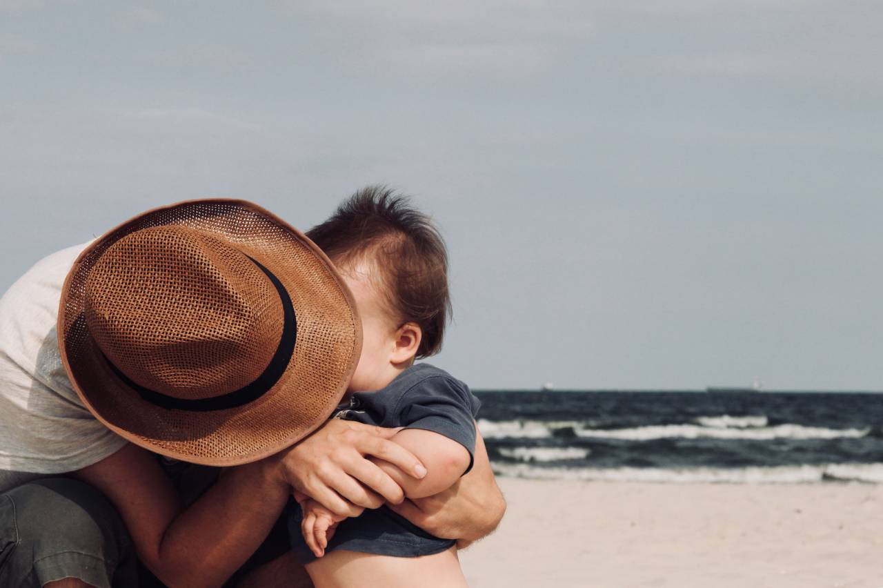 Padre, hijo, playa, sombrero, mar, océano, familia, hombre, hombre, niño, niño, niño, bebé,