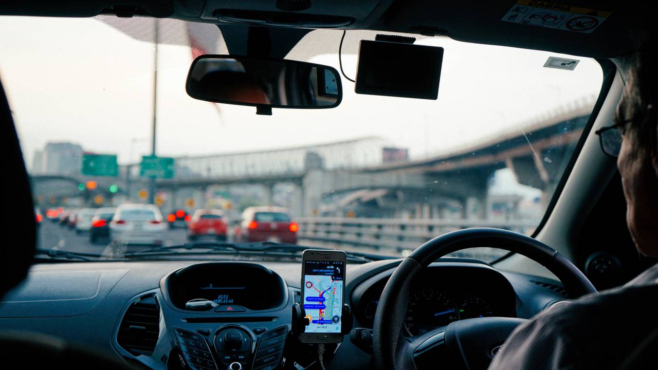 Hola, la carretera, coche, vehículo, puente, letrero, teléfono móvil, mapa, espejo, rueda, luces, luz de freno, aire acondicionado, radio, limpiaparabrisas, móvil, edificio, estructura, al aire libre, viajar, transporte, velocímetro,