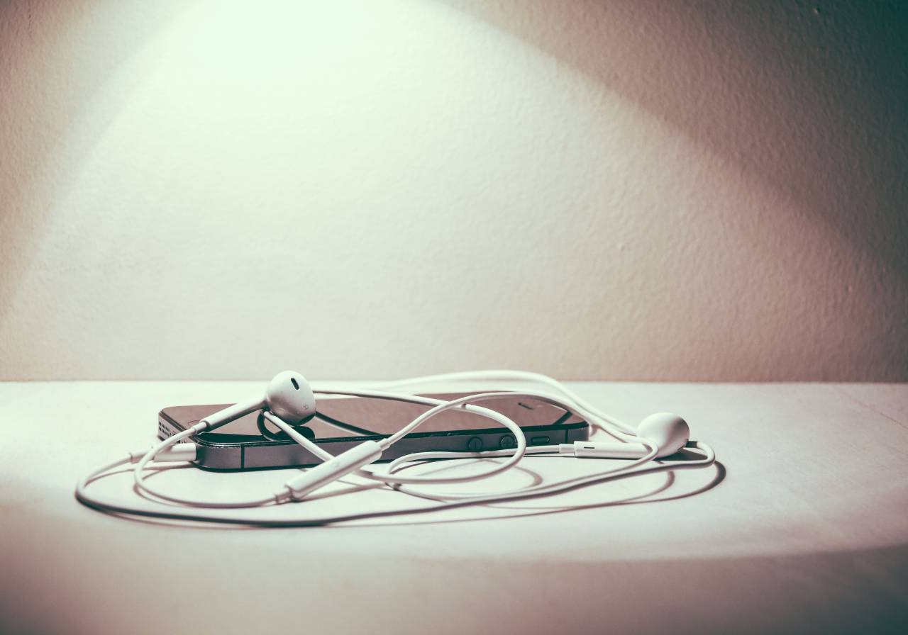 iphone, mobile, smartphone, cell phone, headphones, earbuds, music, audio, technology
, 