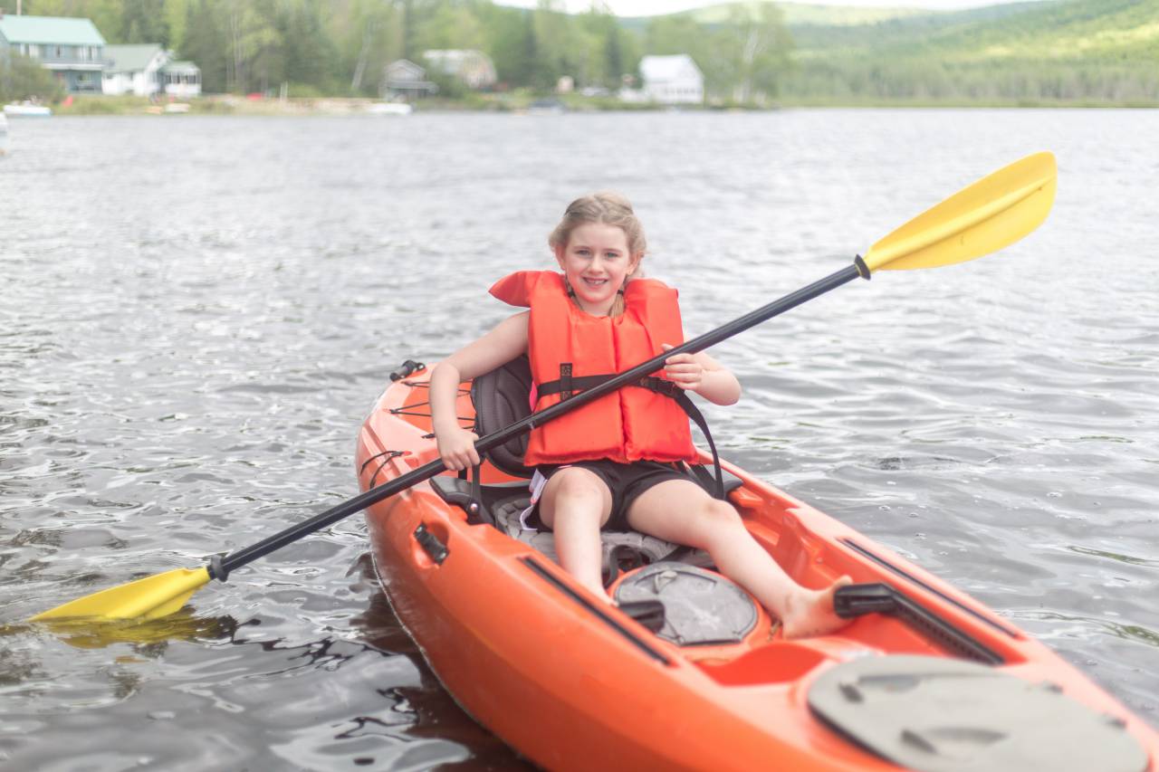 Kayak, barco, actividad, niña, niño, agua, juego, recreación, campamento, verano, vacaciones, chaqueta, canoa, lago, familia, infancia,