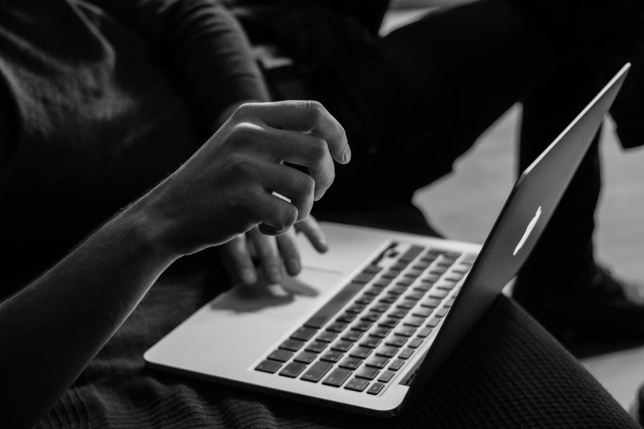 ordenador portátil, manzana, teclado, tecnología, mac, aplicación, software, hardware, monocromo, en blanco y negro, gente, mujer, manos,