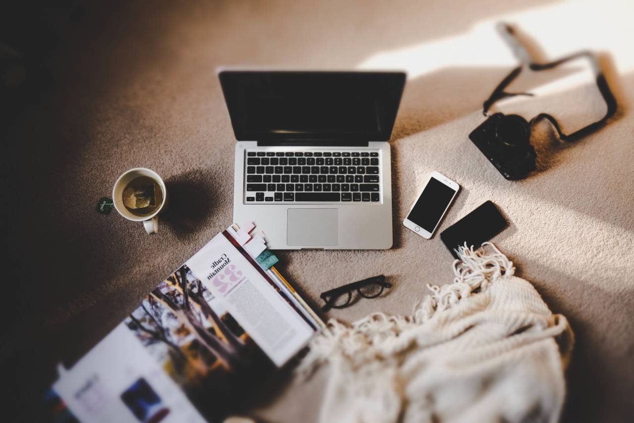 ordenador portátil, manzana, teclado, tecnología, mac, aplicación, software, hardware, café, iphone, teléfono móvil, teléfono, revista, diseño, trabajo, negocio,