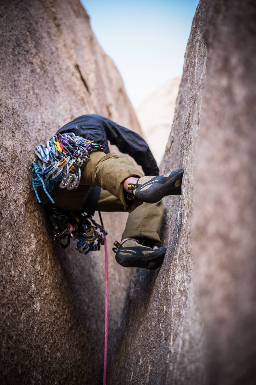 man, guy, adventure, mountaineer, rock, rope, climbing, gears, bokeh
, 