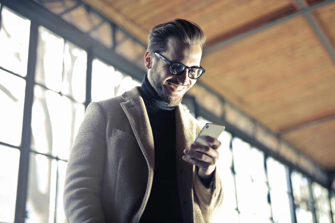 hombre, sonriente, móvil, dispositivo, teléfono, gafas, moda, traje, chaqueta, feliz, gente, tecnología, edificio,