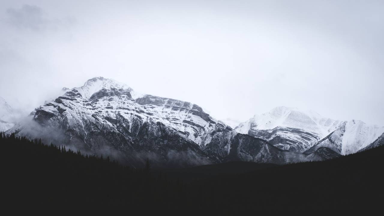 Montaña, Highland, nube, cielo, cumbre, Ridge, paisaje, naturaleza, Valle, nieve, invierno, árboles, blanco y negro,