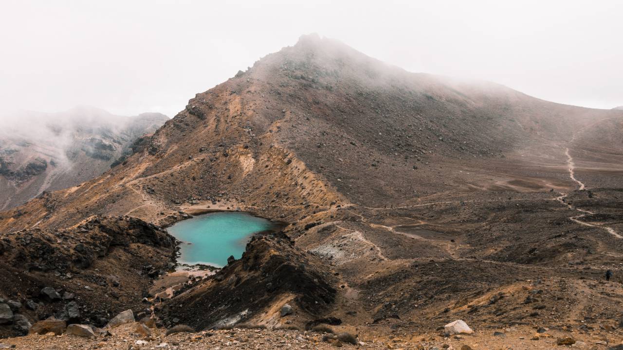 montaña, paisaje, rocas, niebla, cielo, agua, valle, suelo, tierra, gente, hombre, mujer, dama, viaje, viaje, aventura, vacaciones,