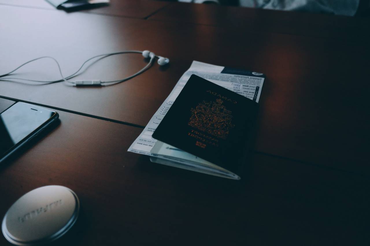 Pasaporte, viaje, viaje, transporte, aventura, auriculares, auriculares, teléfono, móvil, objetos