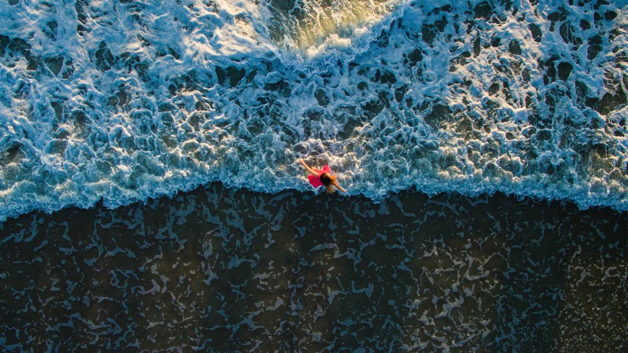 Gente, niña, mujer, bailando, playa, costa, orilla, mar, océano, agua, olas, naturaleza,