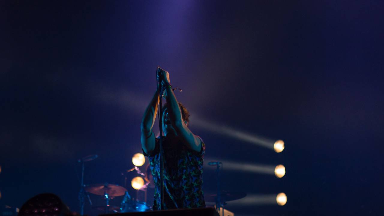 Gente, hombre, escenario, luz, oscuridad, noche, concierto, actuación,