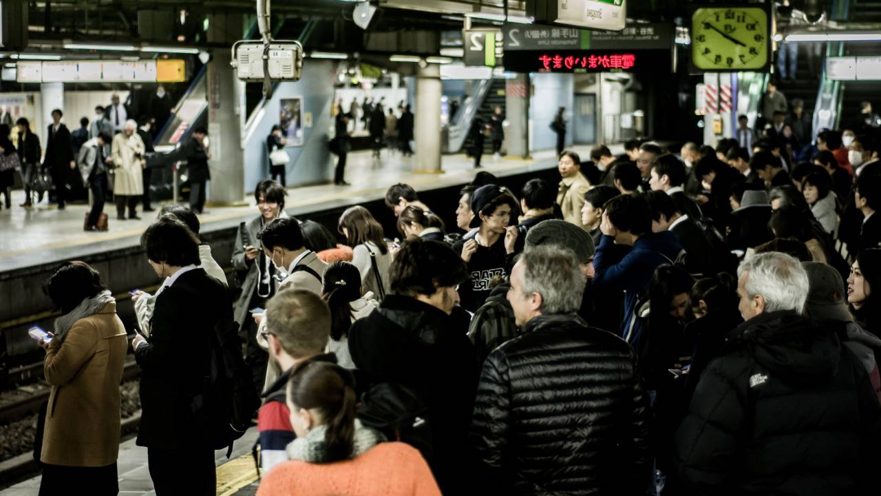 gente, hombres, mujer, niños, familia, amigo, esperando, tren, estación, Japón, viajar, viaje, transporte, vacaciones, Señalización, reloj, hora, ferrocarril, subterraneo, seguridad, cámara, la seguridad, teléfono móvil, Artilugios, electrónica, tecnología, moderna, ciudad, urbana,