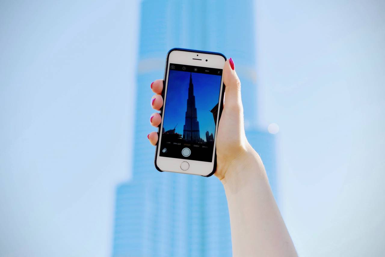 teléfono, celular, gente, fotografía, iphone, manzana, foto, imagen, iphone apple, tecnología, mujer, mano, torre, edificio, establecimiento, arquitectura,