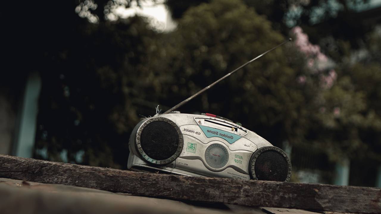 Retro, música, reproductor, casete, radio, madera, parque, árbol, césped, naturaleza, tecnología,