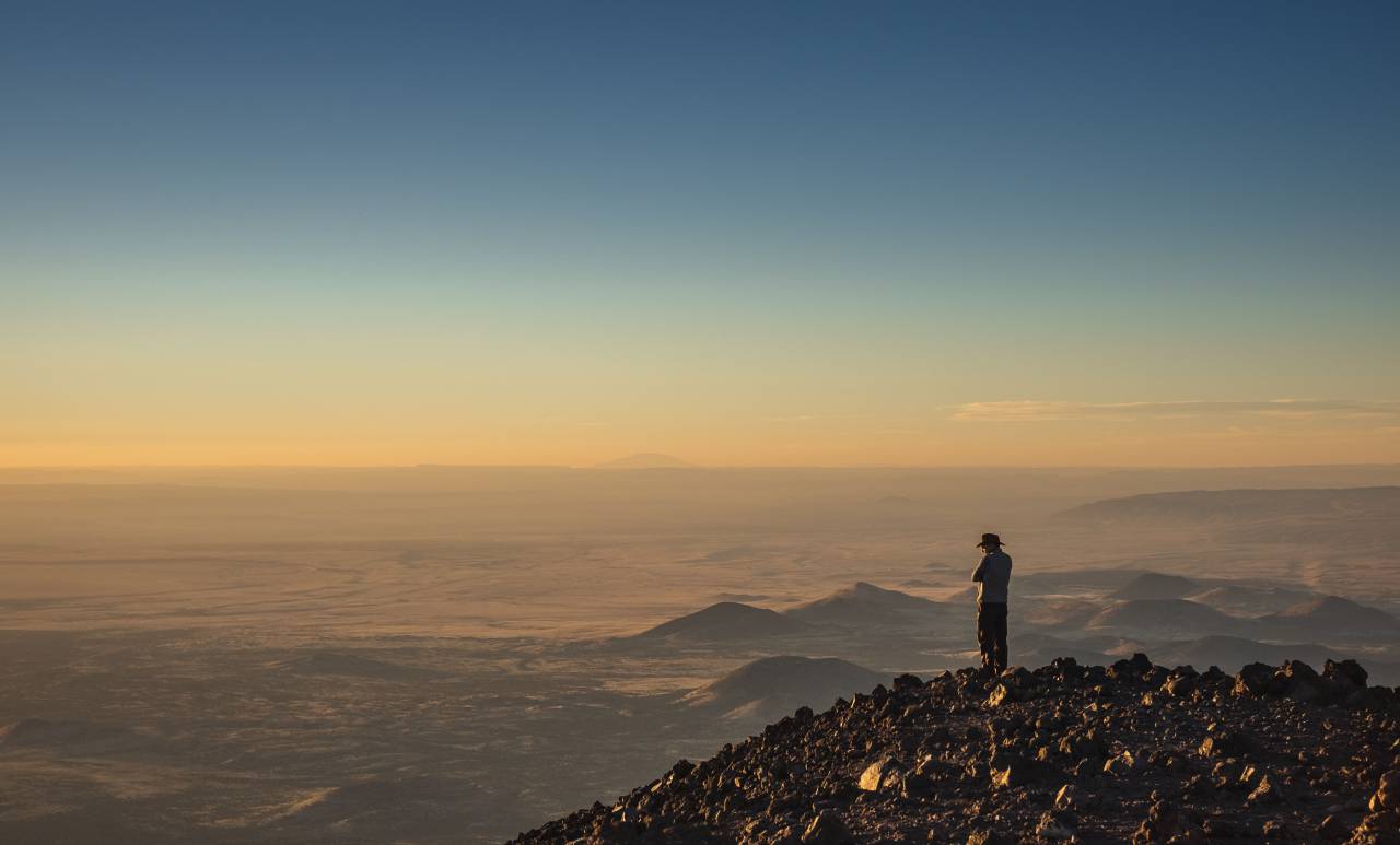 Ridge, cumbre, nube, roca, colina, montaña, montaña, horizonte, azul, cielo, gente sola, triste, viajes