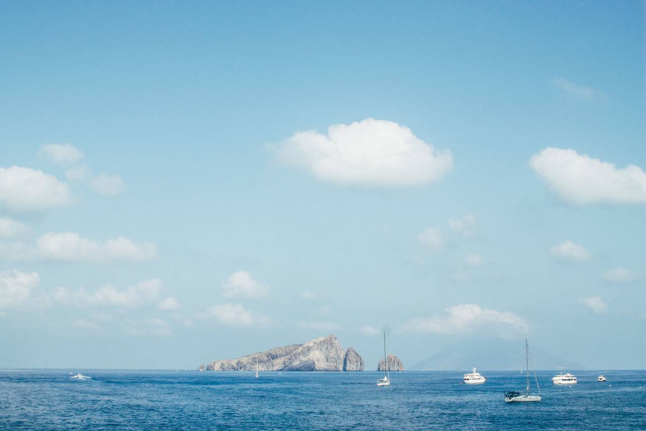 mar, océano, agua, ola, naturaleza, barco, barco, navegación, transporte, viajes, pesca, horizonte, isla, azul, cielo, nubes,