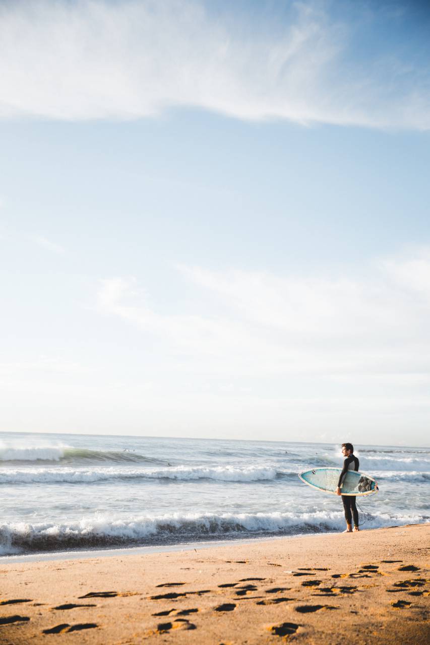 mar, Oceano, agua, olas, naturaleza, horizonte, costa, costa, playa, blanco, arena, gente, nadando, hombre, tablista, surf, tablero, Deportes, aventura, cielo, paisaje, ver, Huellas,