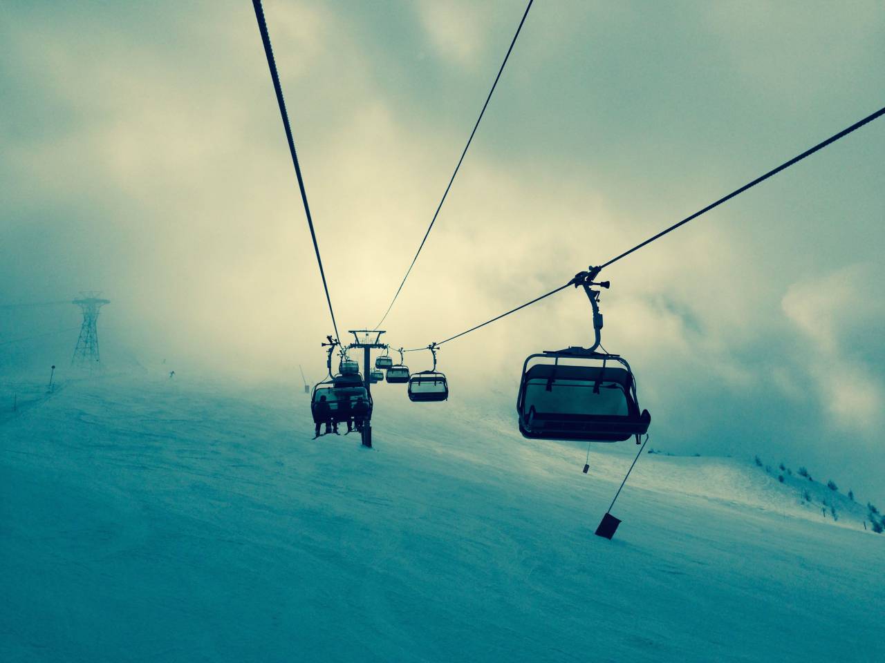 cielo, nubes, montañas, invierno, frío, nieve, esquí, snowboard, deportes, telesilla, cable, líneas eléctricas, bandera,