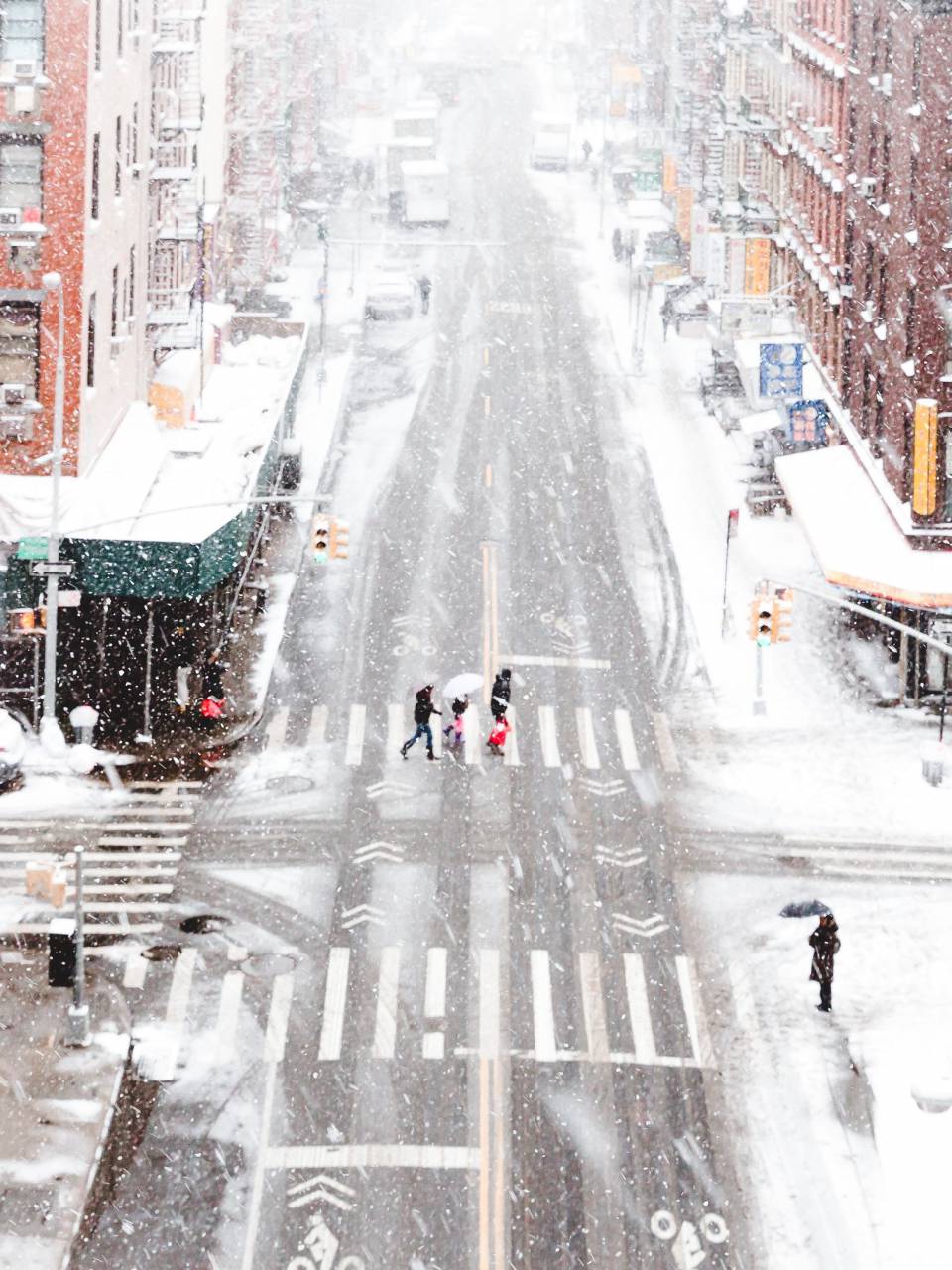 nieve, ciudad, urbano, gente, peatonal, carril, letreros, calle, edificios, arquitectura, infraestructura, niños, nevando, tráfico, luz, intersección,