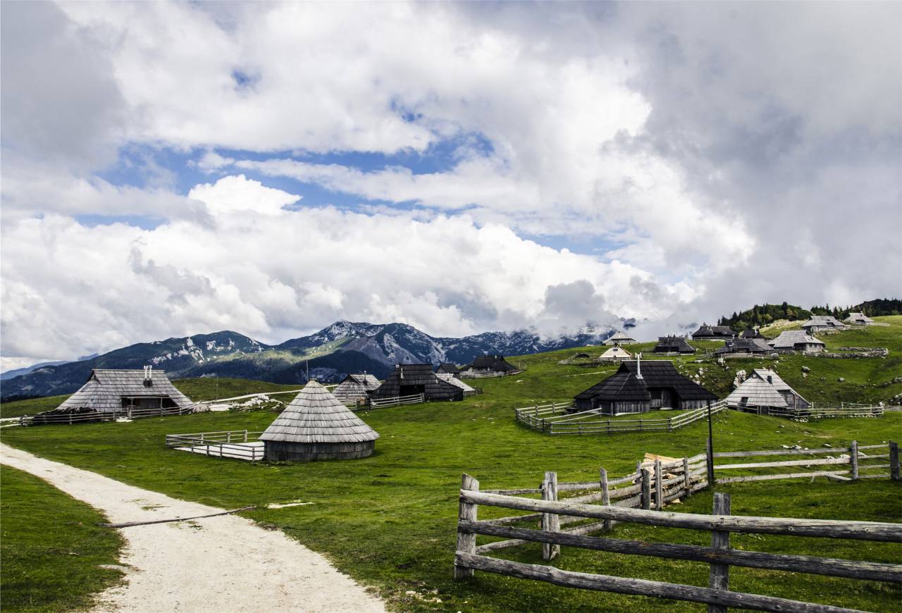 establos, chozas, vallas, pasto, rural, cielo, nubes,