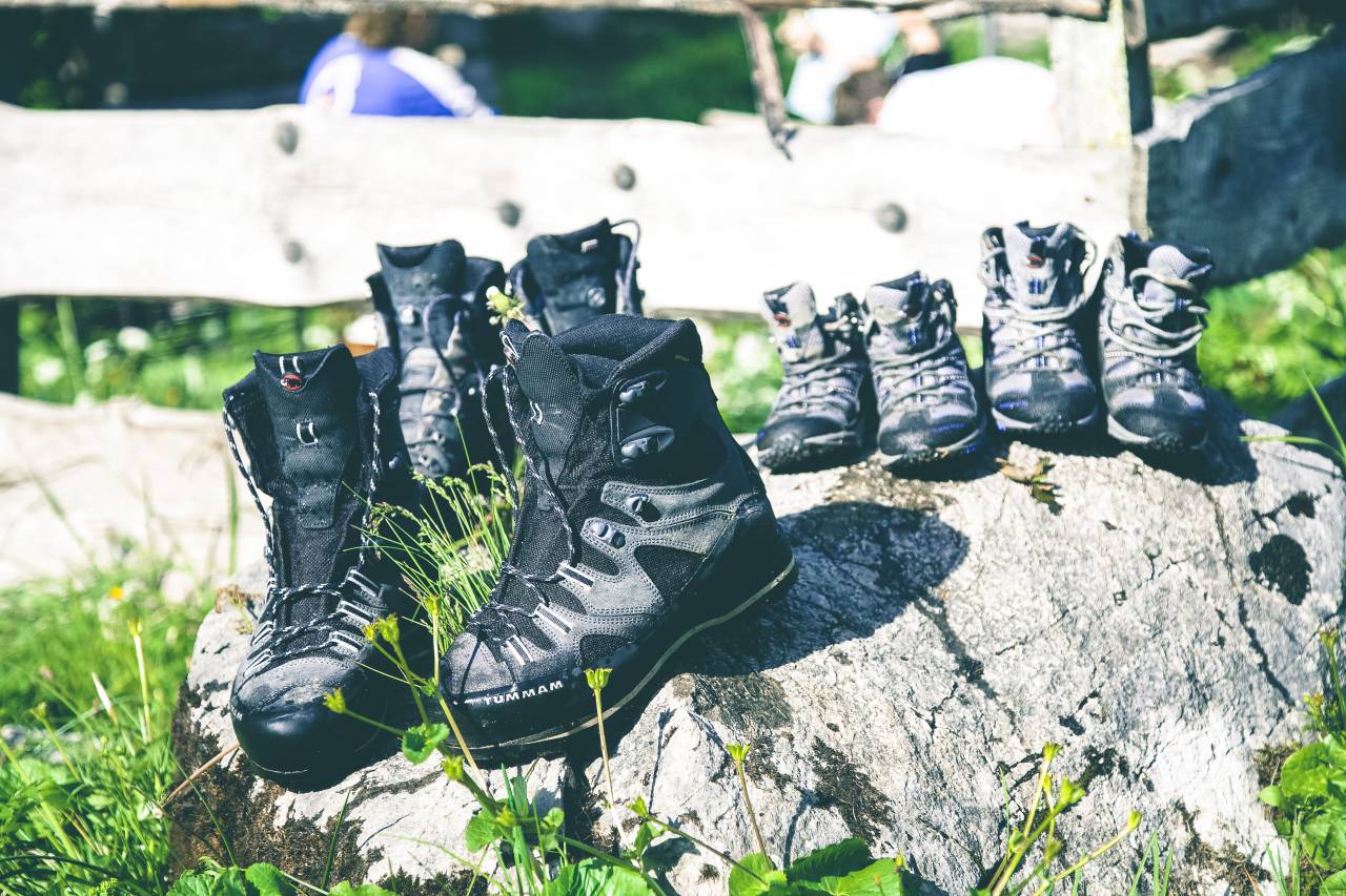 still, items, things, footwear, shoes, boots, runners, trail, run, rocks, grass, wood, fence
, 