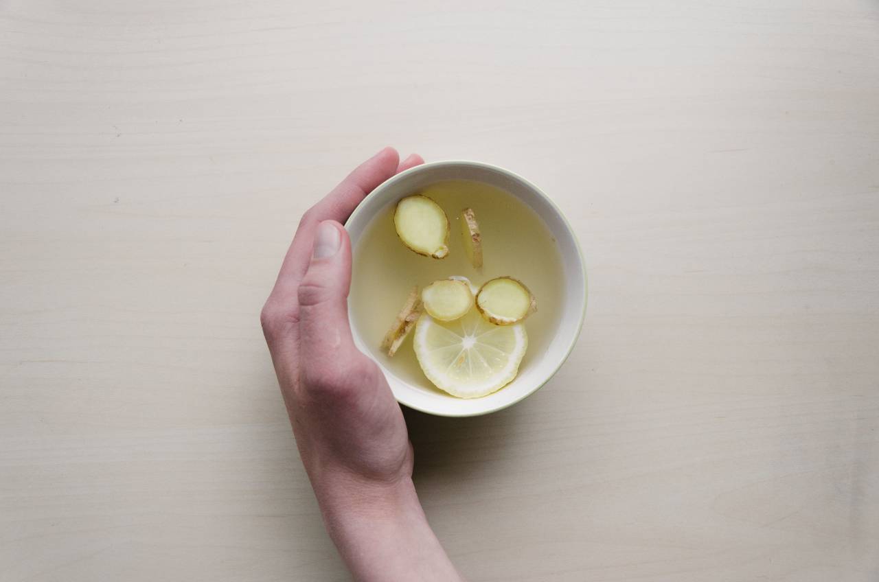 tea, lemon, ginger, drink, hot, hand, beverage, cup, bowl, wood, table
, 