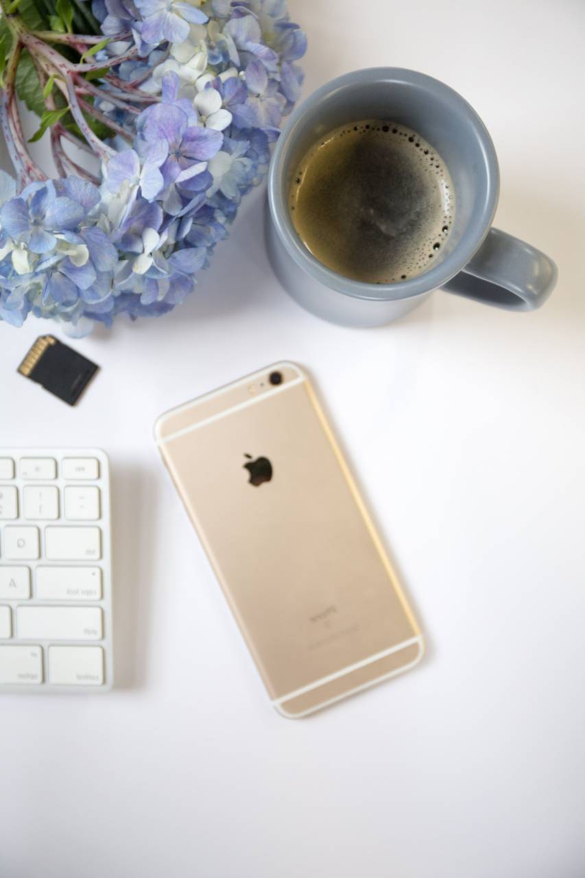 Parte superior, espacio de trabajo, oficina, teléfono inteligente, tecnología, negocios, teléfono, independiente, plano, copyspace, dispositivos, café, taza, taza, teclado, flores,