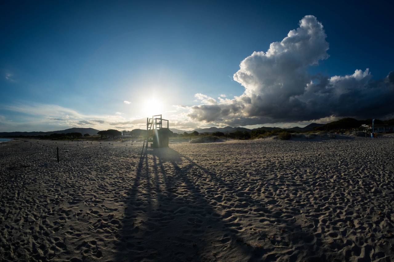 white, sand, sunny, daylight, sunshine, sunlight, sunrise, beach, clouds, sky, mountain, landscape, view
, 
