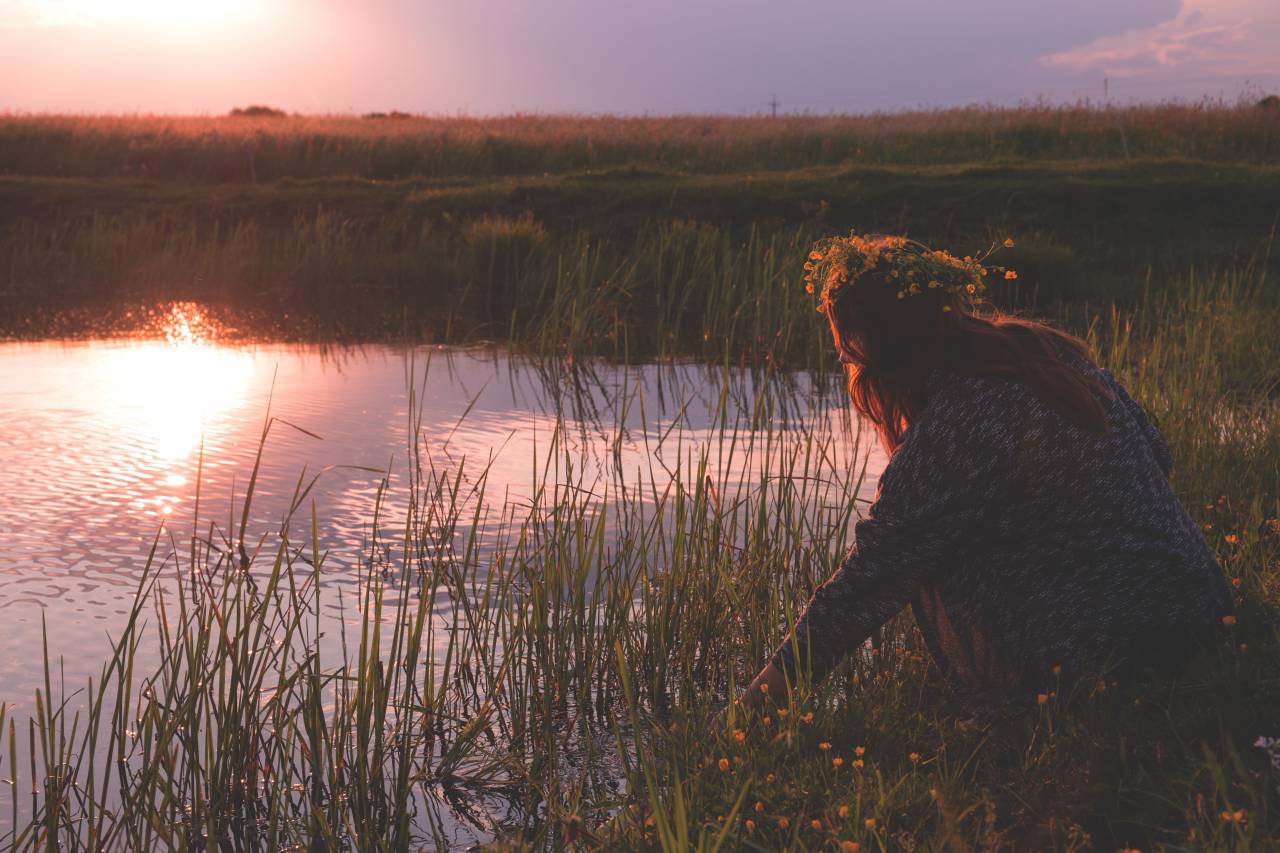mujer, niña, dama, gente, doblar, agacharse, lago, césped, flores, jugar, agua, reflexión, cielo, nubes, horizonte, sol, luz, anochecer, amanecer, sombras, silueta,
