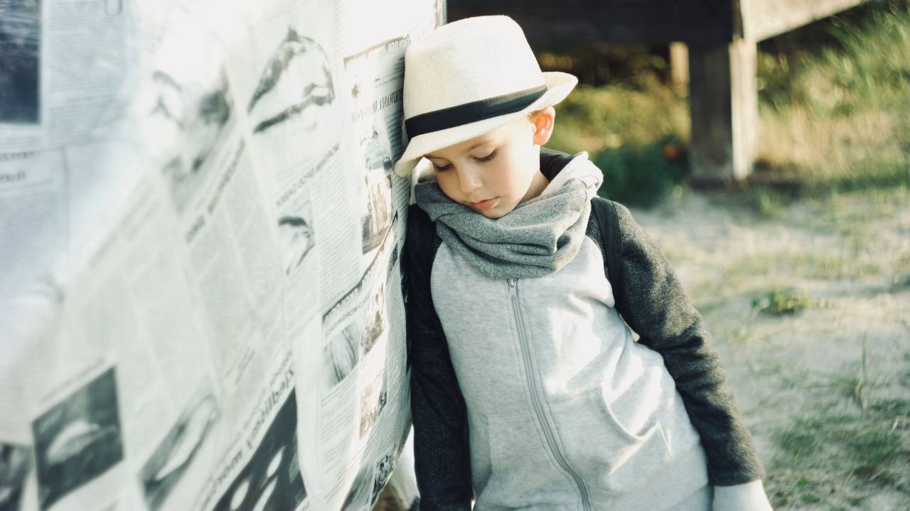young, child, thinking, pensive, hat, newspaper, beach, sand, thoughful, think
, 