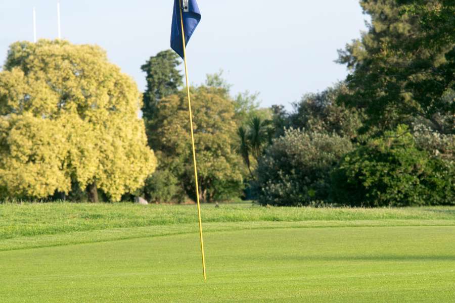 golf, curso, arena, césped, deporte, nadie, día, verde, activo, concepto, país, calle, campo, juego, colina, agujero, vacaciones, paisaje, césped, ocio, pradera, natural, naturaleza, al aire libre, jugar, recurso, espacio, deportes, suburbano, verano, vacaciones, bandera,