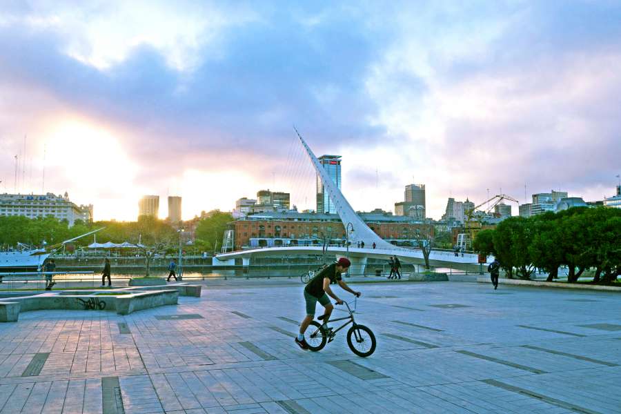 mujer, mujer, torre, buenos, america, pueblo, puente, capitolio, urbano, atracción, sur, paisaje, horizonte, aires, hormigón, oscuro, moderno, alto, reflexión, arquitectura, ciudad, edificios, escénico, turismo, agua, puente, construcción, estructura, americano, paisaje urbano, puerto madero, puesta de sol,