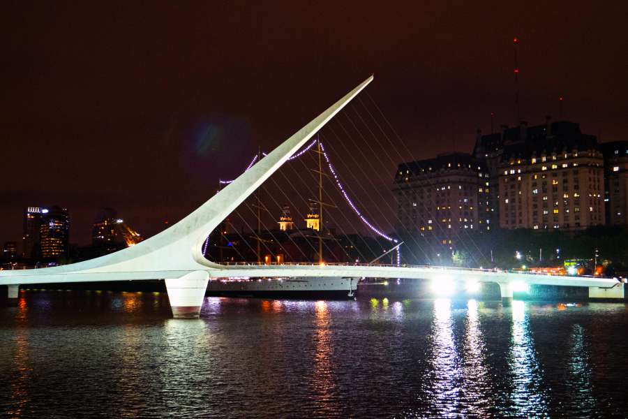 mujer, noche, mujer, luces, torre, buenos, américa, pueblo, puent,