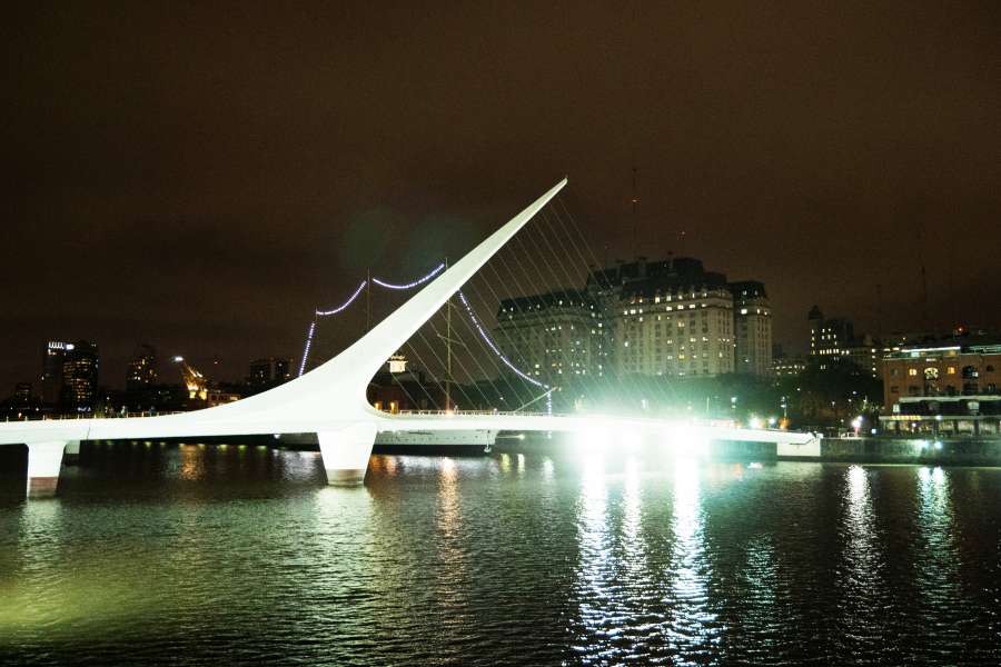 mujer, noche, mujer, luces, torre, buenos, américa, pueblo, puent,