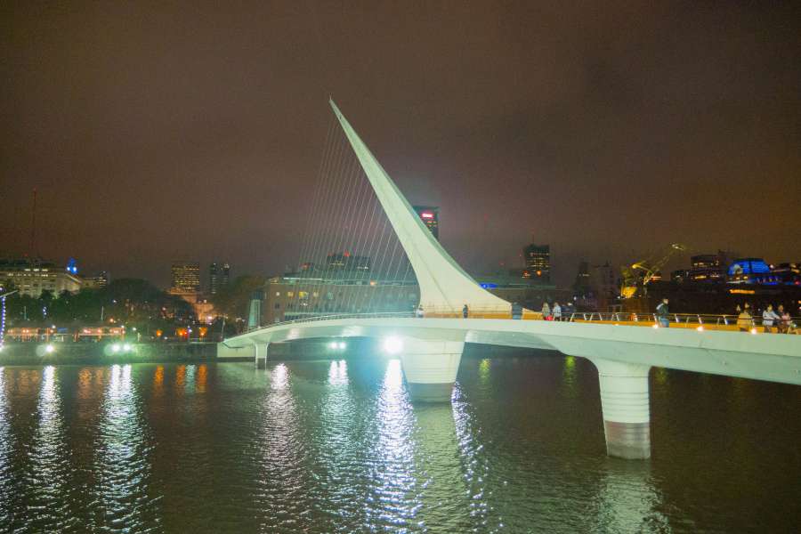 mujer, noche, mujer, luces, torre, buenos, américa, pueblo, puent,