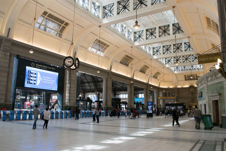 américa latina, américa del sur, buenos aires, argentina, retiro, tren, estación de tren, estación, interior, arquitectura, salida, llegada, pasajero, turismo, ciudad capital, tablero, reloj,