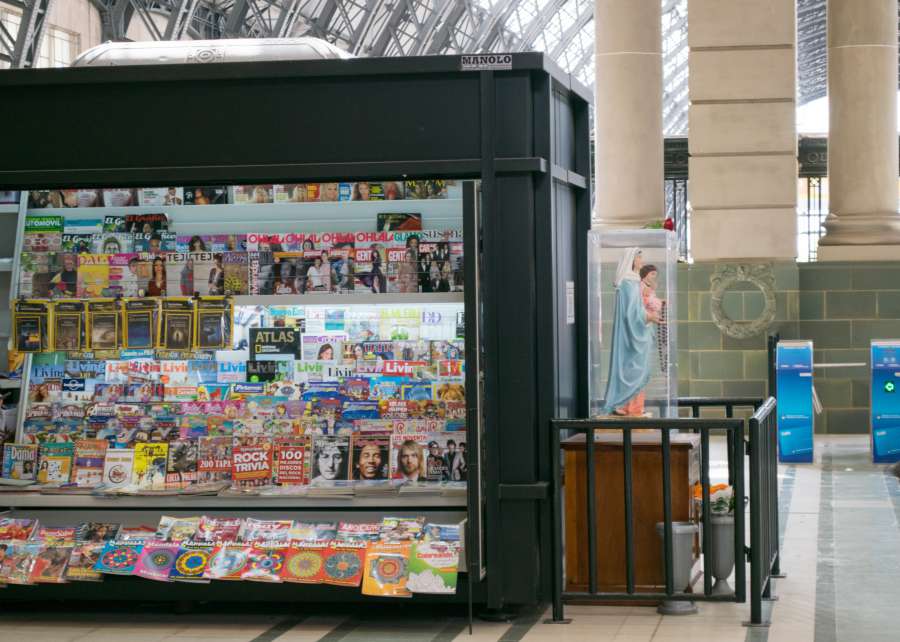 america latina, sudamerica, buenos aires, argentina, retiro, tren, estación de tren, estación, interior, arquitectura, salida, llegada, pasajero, turismo, ciudad capital, tablero, plataforma, tienda de revistas, tienda, revistas,
