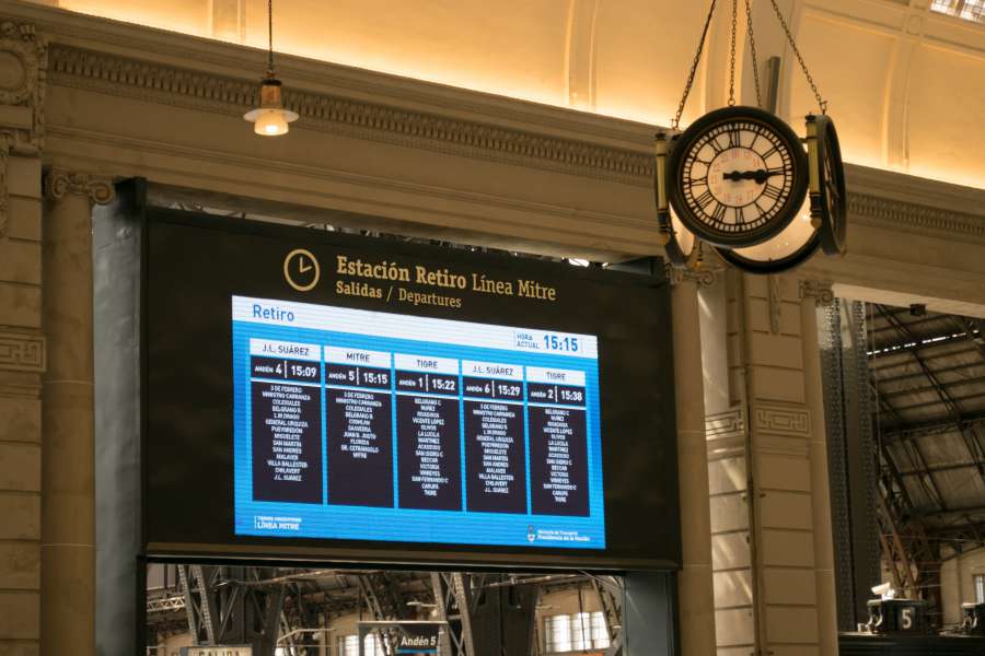 américa latina, américa del sur, buenos aires, argentina, retiro, tren, estación de tren, estación, interior, arquitectura, salida, llegada, pasajero, turismo, ciudad capital, tablero, reloj,