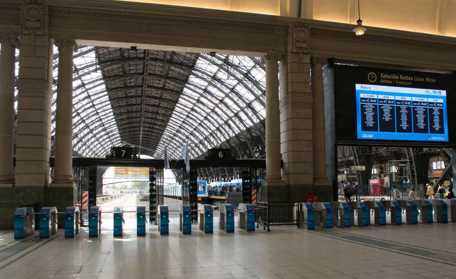 américa latina, américa del sur, buenos aires, argentina, retiro, tren, estación de tren, estación, interior, arquitectura, salida, llegada, pasajero, turismo, ciudad capital, tablero, plataforma,